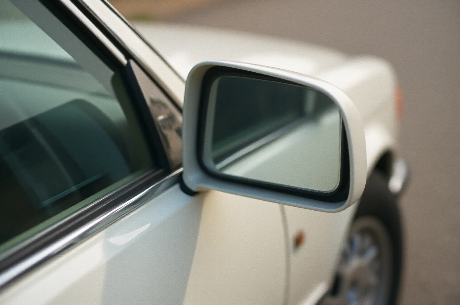 Auto ārējā atpakaļskata spoguļa tuvplāns